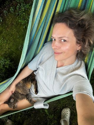 Vrcholné blaho dneška. Ležet v síti, hladit Kiarinku, poslouchat Beatles a koukat jak se moje děti bratrsky pošťuchujou. 💫...