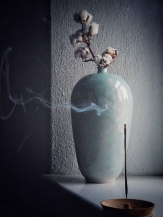 Všude kolem…nepořádek, lego, nádobí, drobky, oblečení, pastelky…zbytky pentliček, vyfouklých balónků, jehličí taky opadá,...